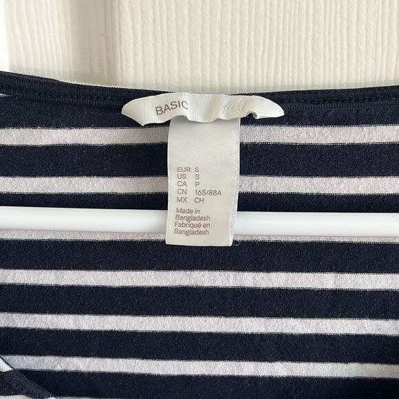 🌼3/$15🌼 Navy & White Striped Tee - Picture 3 of 7